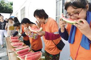 商场保洁吃瓜,揭秘清洁工人的酸甜苦辣