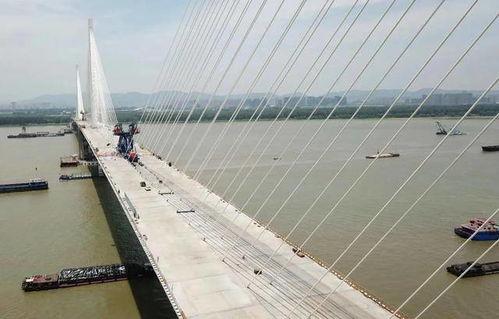 吃瓜开车到桥底